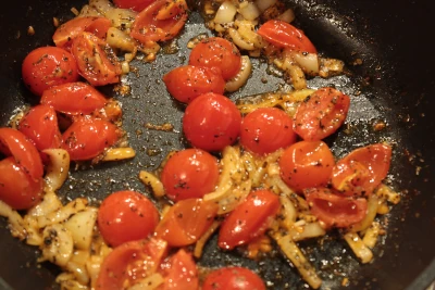 jak zrobic jajecznicę z pomidorami, cebulką i szczypiorkiem