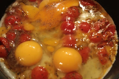jajecznica z pomidorami, cebulką i szczypiorkiem