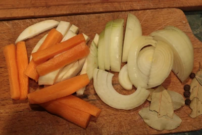 Marchew, pietruszkę i seler kroimy w paski wielkości średnich frytek pieczeń wołową duszoną w sosie własnym z warzywami