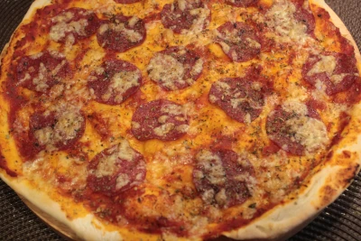 domowa pizza z salami